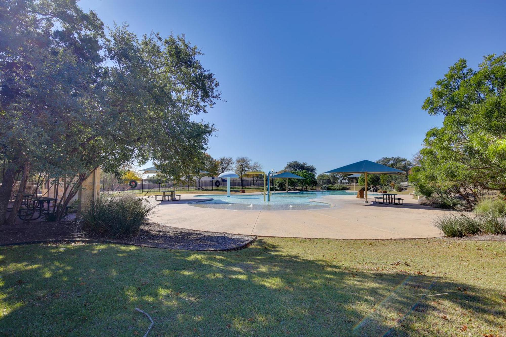 Getaway With Deck, Fenced-in Yard! Hébergement de vacances San Antonio