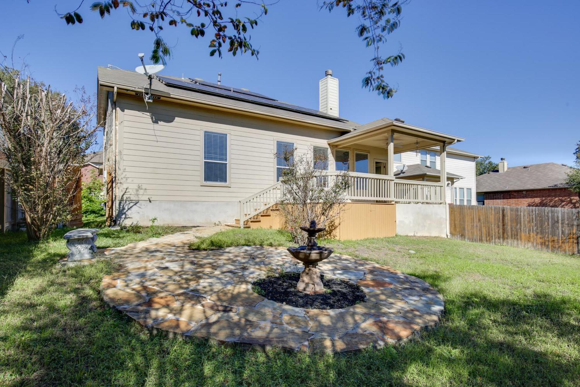 Getaway With Deck, Fenced-in Yard! Hébergement de vacances San Antonio